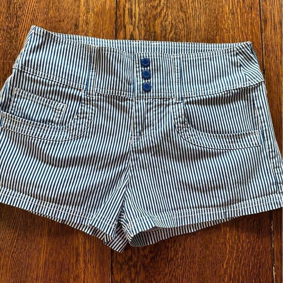 Guess blue and white pinstripe shorts. Size 28 - Picture 1 of 5